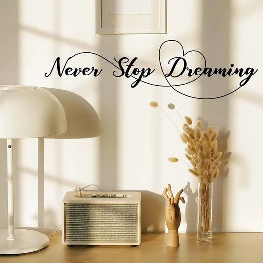 Väggdekor Text "Never stop dreaming"